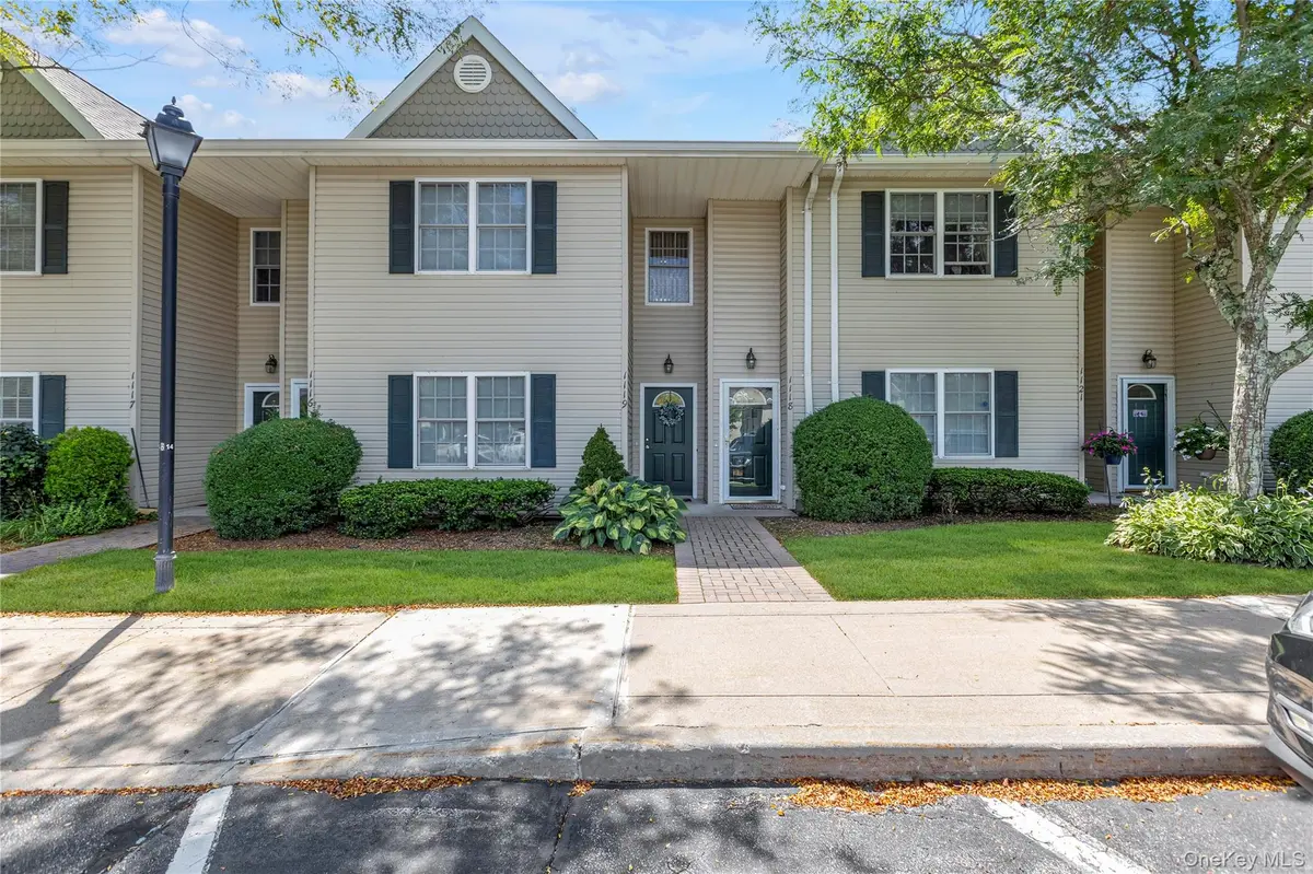1118 Savoy DR, Melville, NY 11747