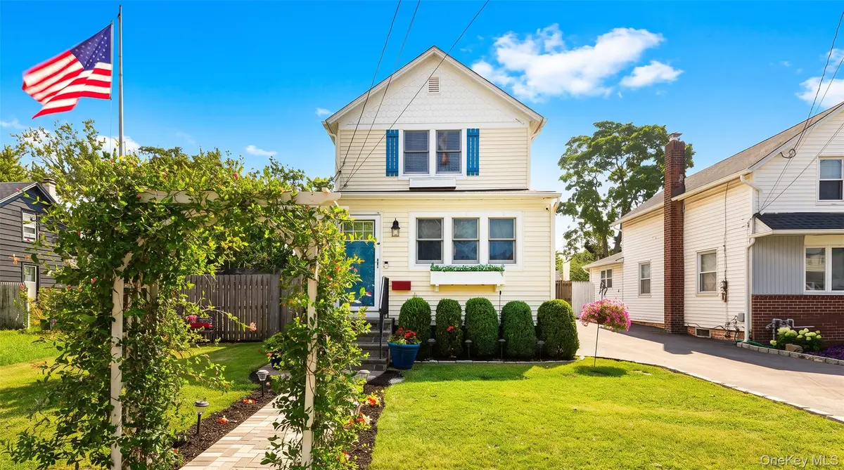 27 Wood AVE, Patchogue, NY 11772