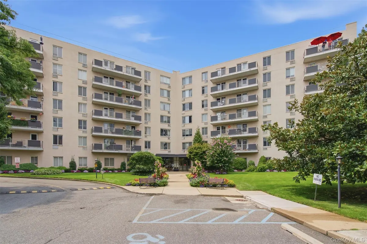 135 Post AVE #2J, Westbury, NY 11590