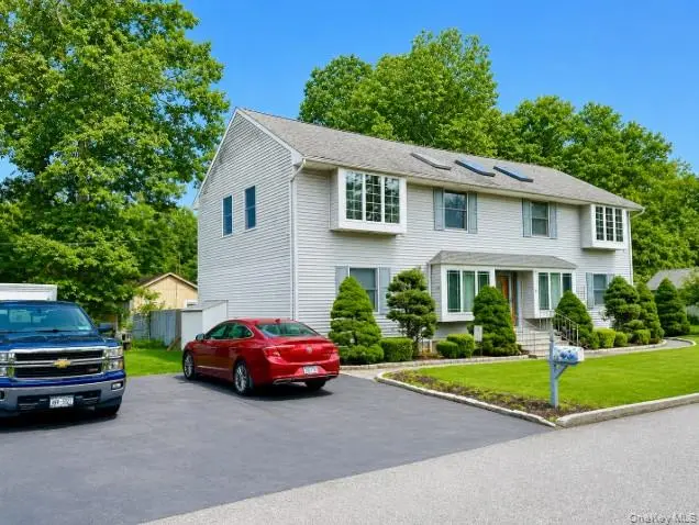 5 Forest LN, Coram, NY 11727