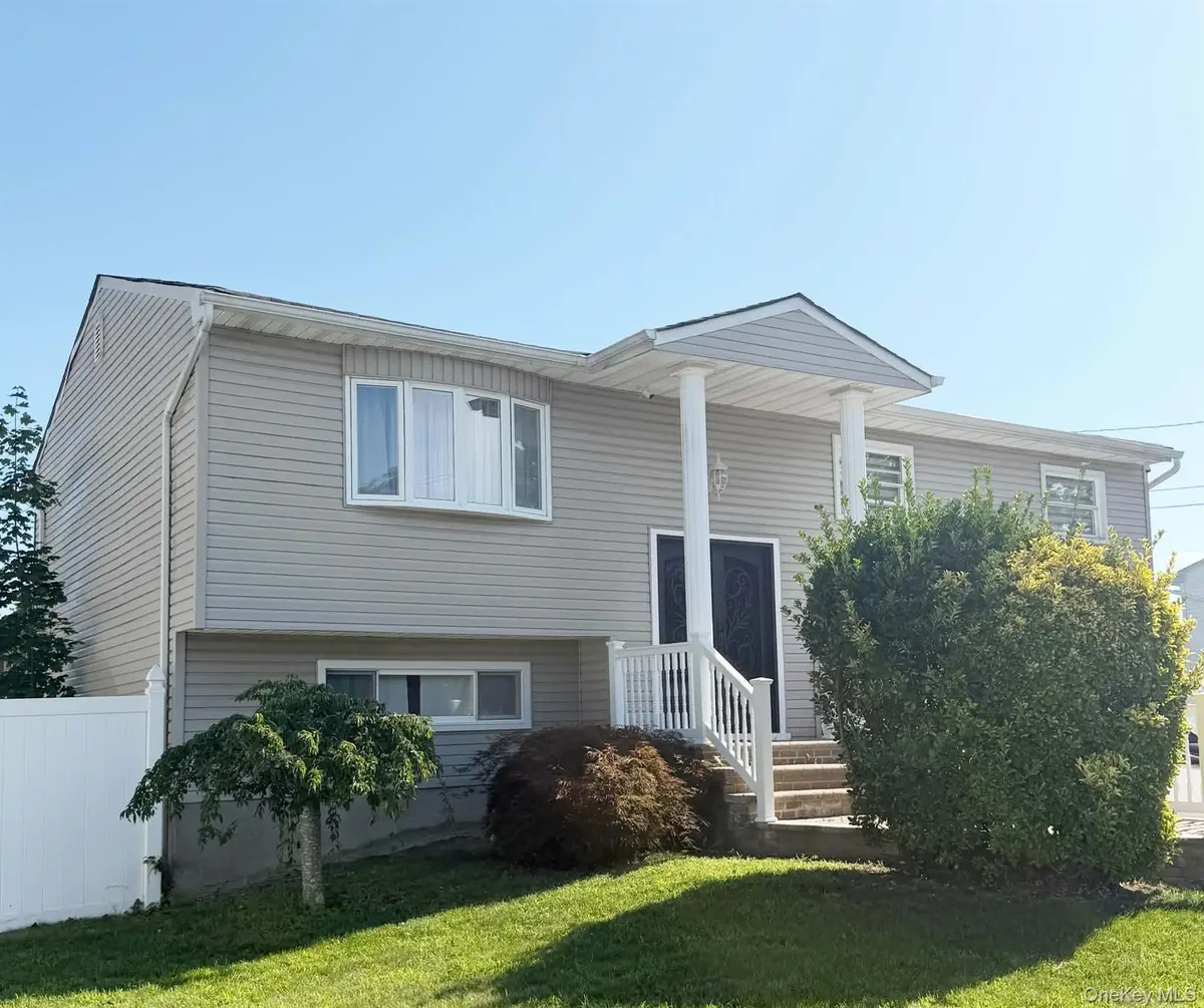 119 Spray, Massapequa, NY 11758