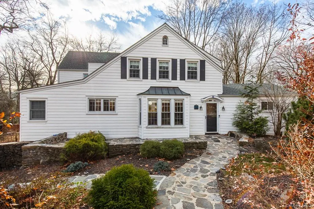 25 Roxbury RD, Scarsdale, NY 10583