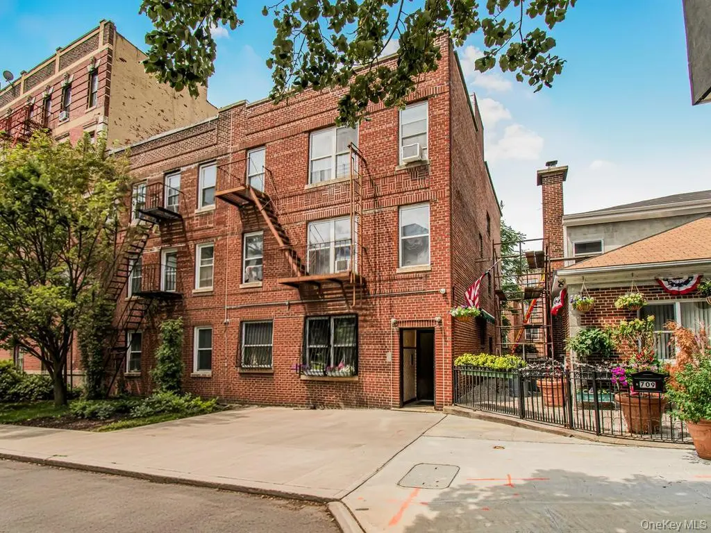 707 E 189th ST, Bronx, NY 10458
