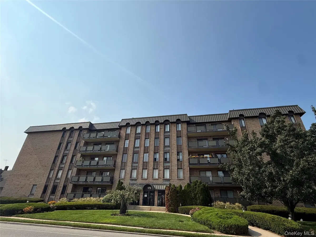 175 Maple AVE #4H, Westbury, NY 11590