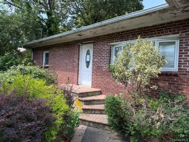 34 Raymond CT, Holbrook, NY 11741