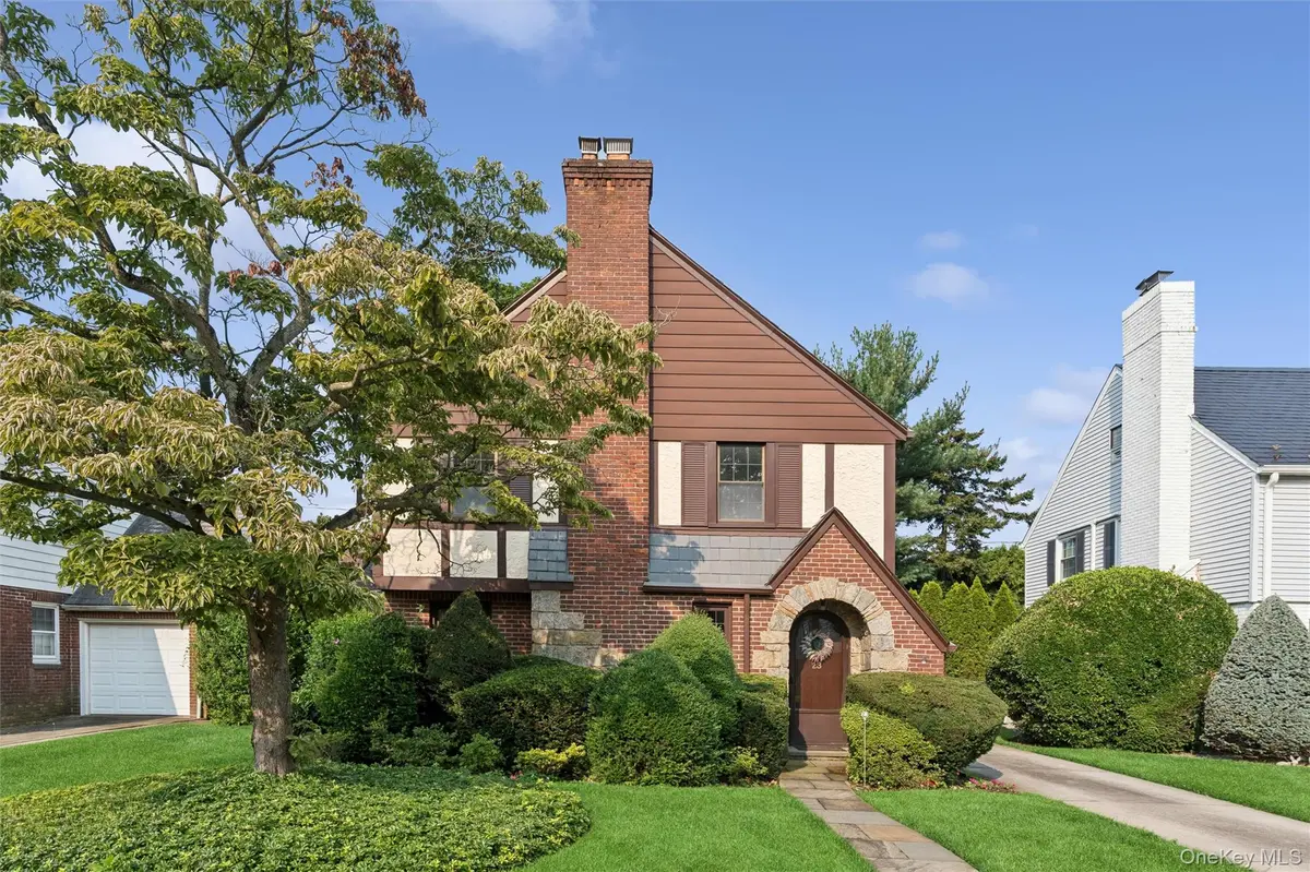 23 Wisteria AVE, Mineola, NY 11501