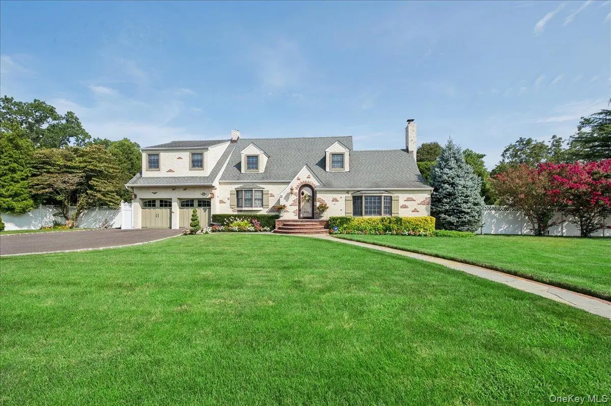 34 Albemarle RD, Westbury, NY 11590