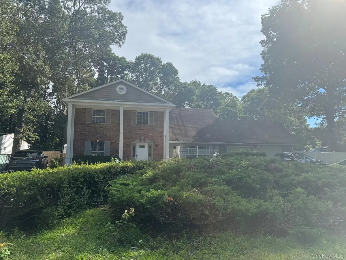 12 Rowe ST, Coram, NY 11727