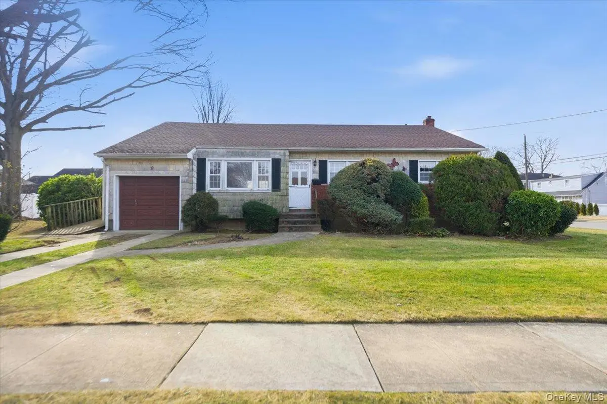 2 McLeod ST, Massapequa Park, NY 11762