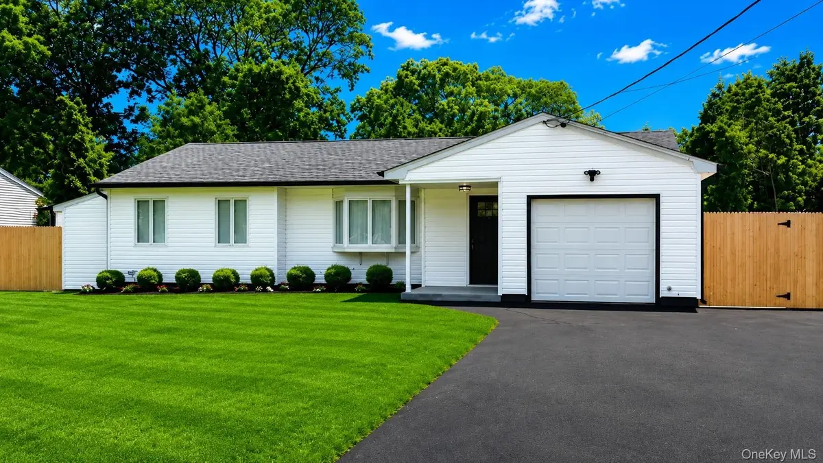 16 Adobe DR, Shirley, NY 11967