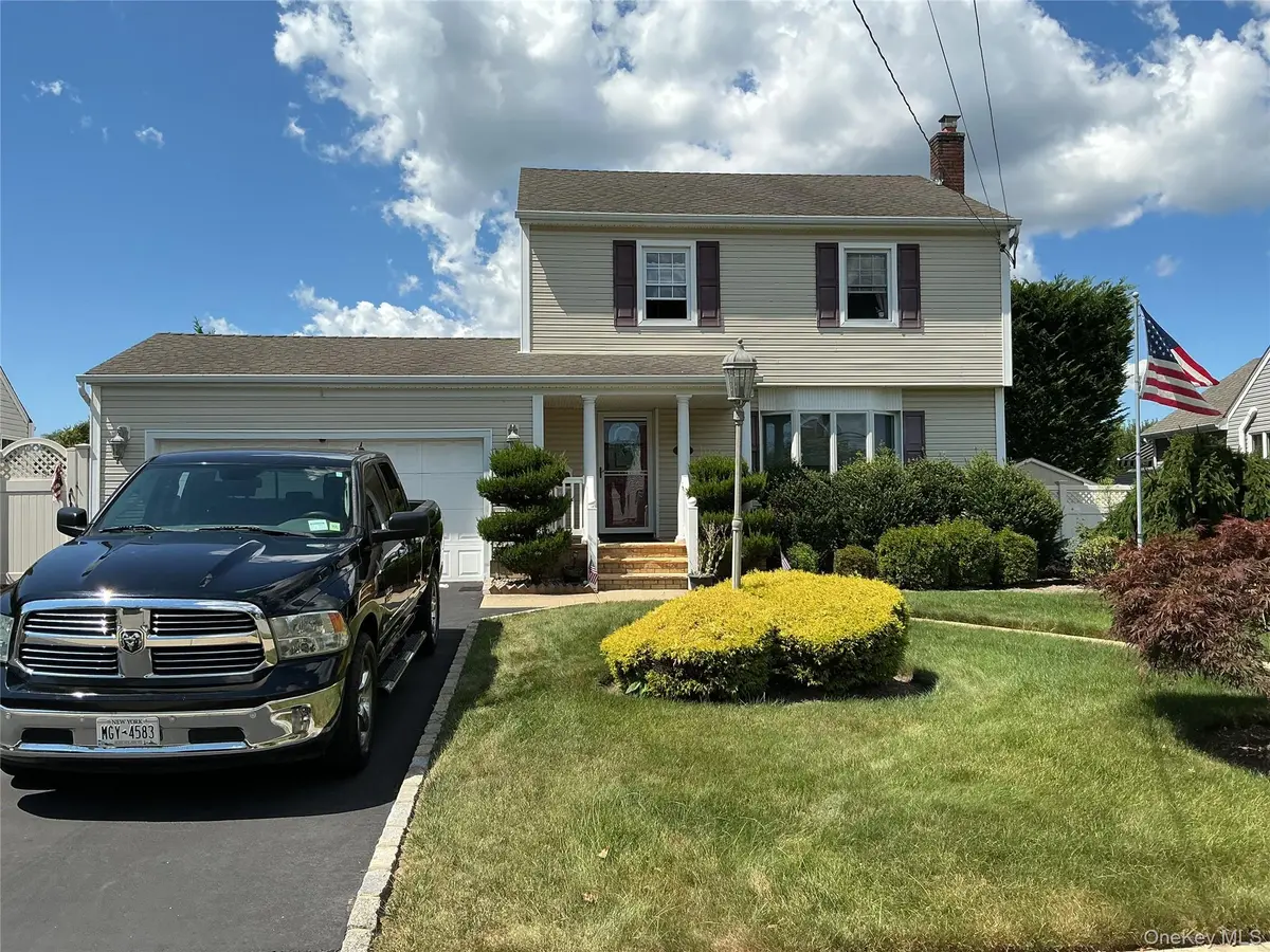 11 Frankel RD, Massapequa, NY 11758