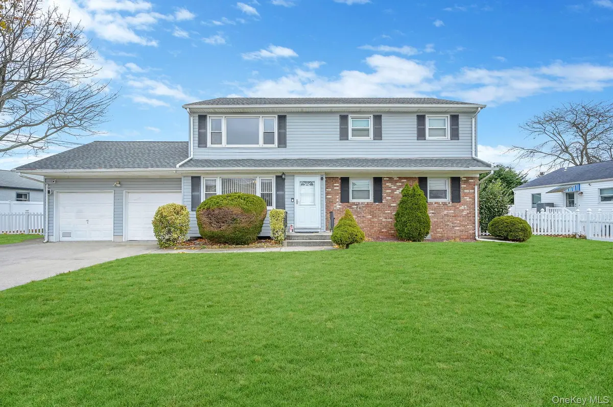 776 S 5th ST, Lindenhurst, NY 11757