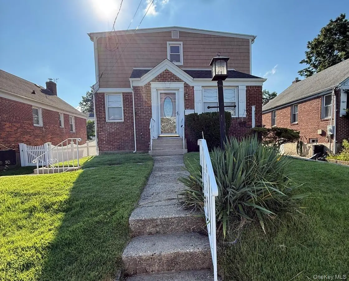 253 Kensington RD, Garden City South, NY 11530