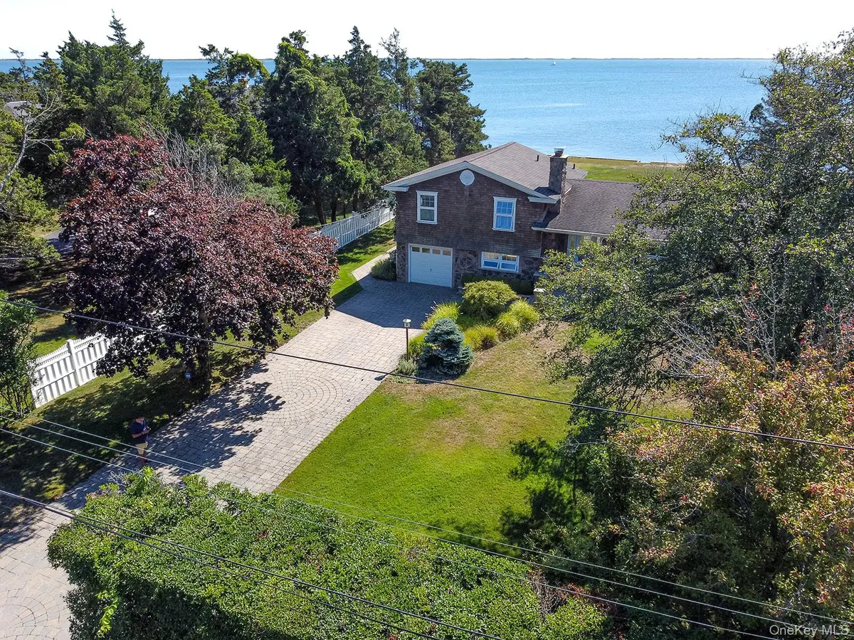 8 Bay RD, East Patchogue, NY 11772