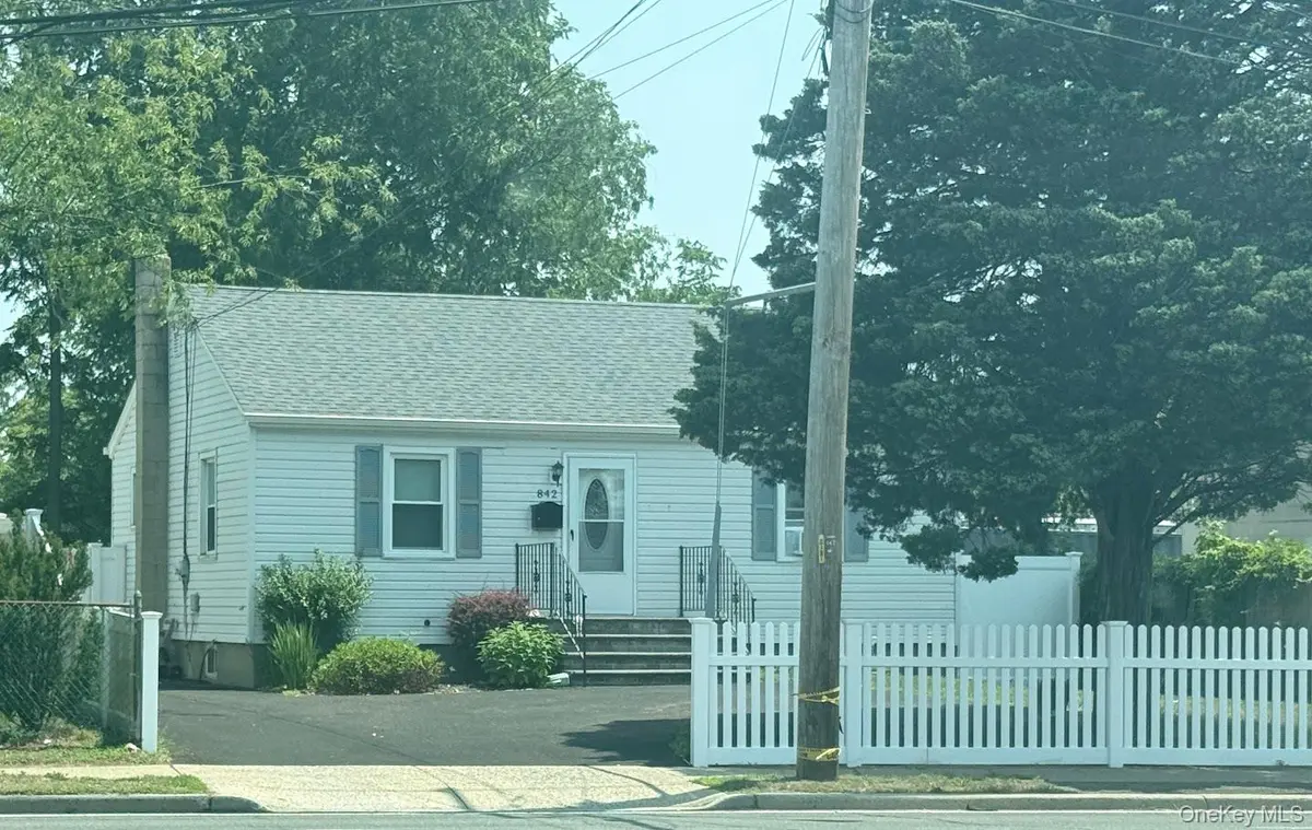 842 N Wellwood AVE, Lindenhurst, NY 11757