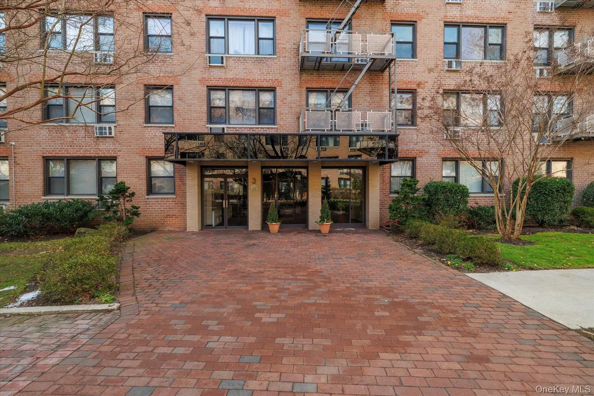 3 Birchwood CT #2J, Mineola, NY 11501