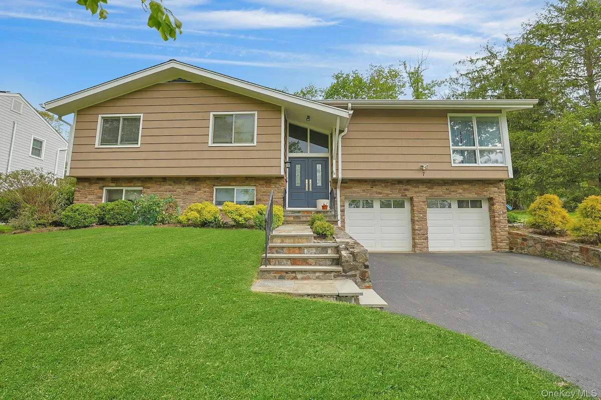 7 Lorenz DR, Valhalla, NY 10595