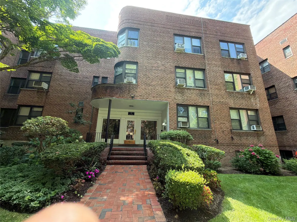 15 Clent RD #3C, Great Neck, NY 11021
