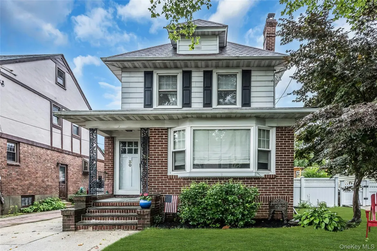 30 Coolidge ST, Malverne, NY 11565