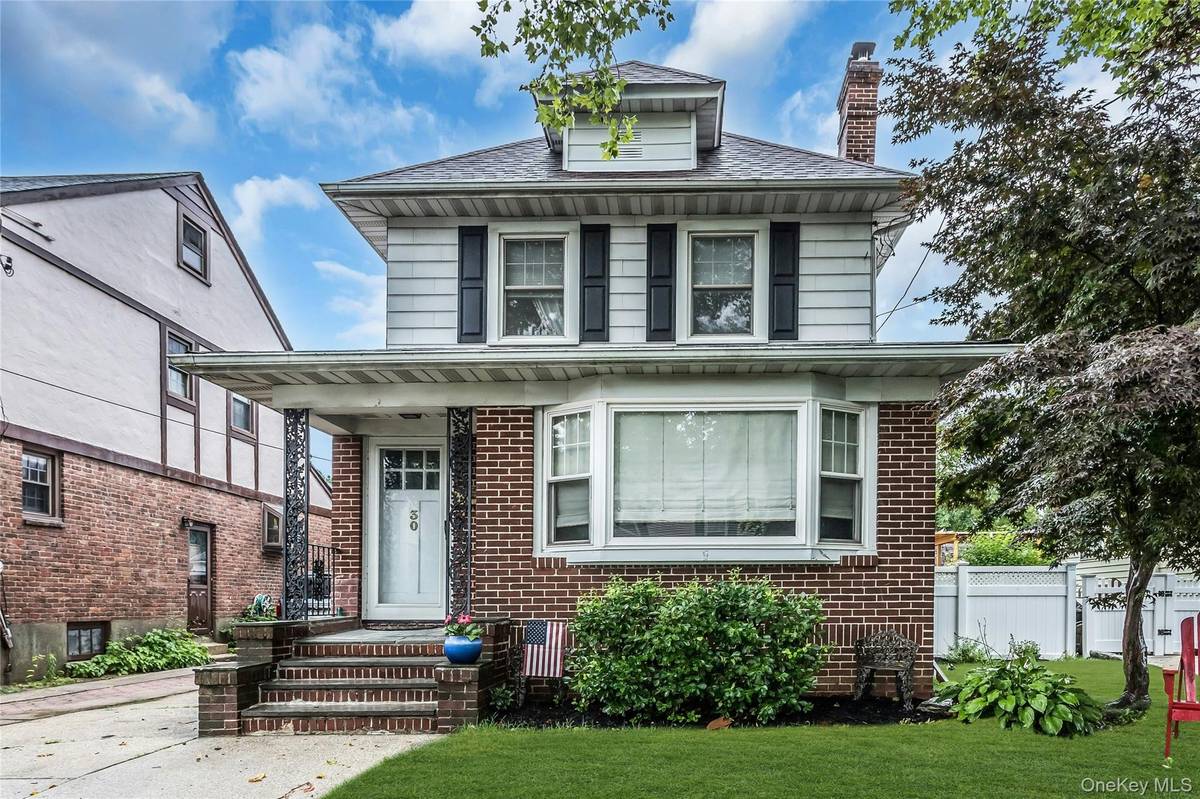30 Coolidge ST, Malverne, NY 11565