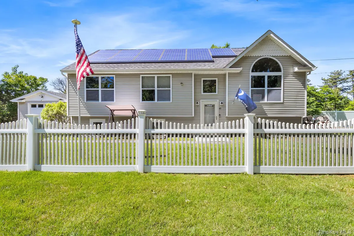 49 Oakdale AVE, East Patchogue, NY 11772