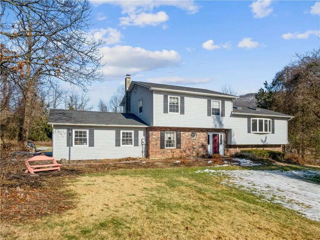 11 Seymour LN, Hopewell Junction, NY 12533