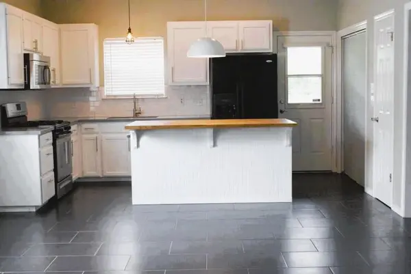 1704 S College ST, Georgetown, TX 78626