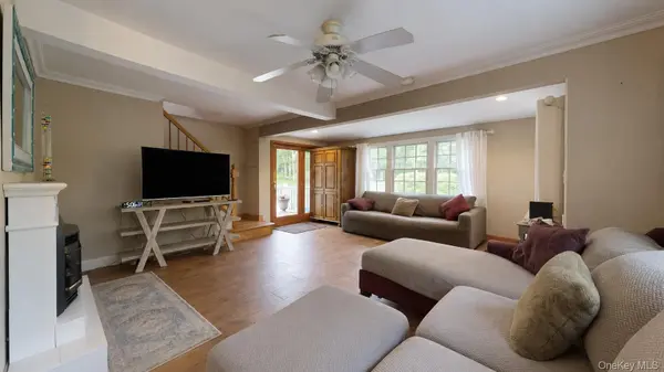 41 Summit BLVD, Westhampton, NY 11977
