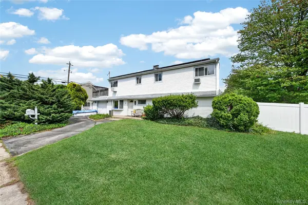 2 Dawn LN, Hicksville, NY 11801