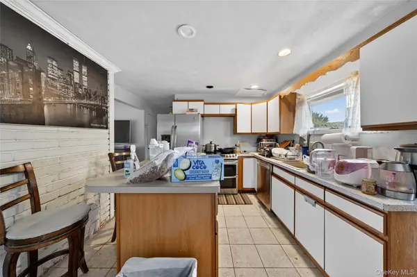 2 Dawn LN, Hicksville, NY 11801