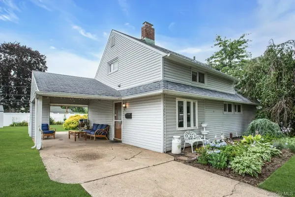 53 Elves LN, Levittown, NY 11756