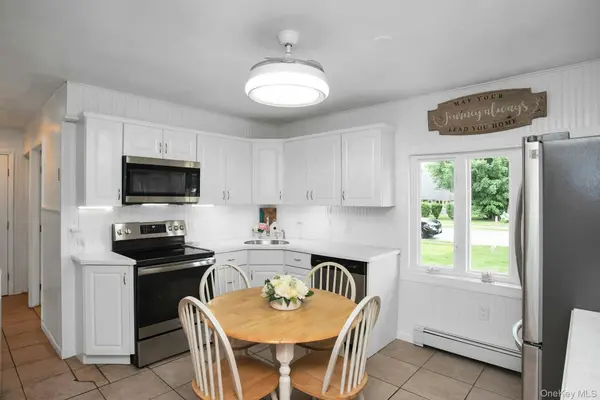 53 Elves LN, Levittown, NY 11756