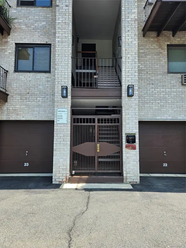 89 N Broadway #221, White Plains, NY 10603