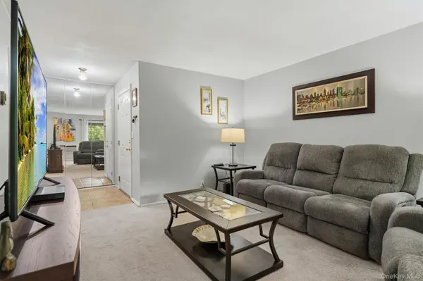 10 Oakwood TER #107, New Windsor, NY 12553