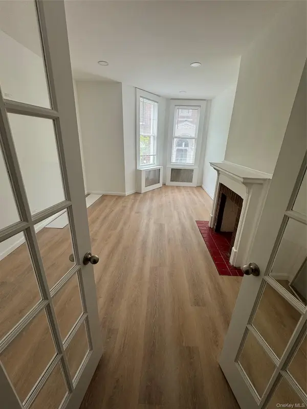 72-27 68th ST, Glendale, NY 11385