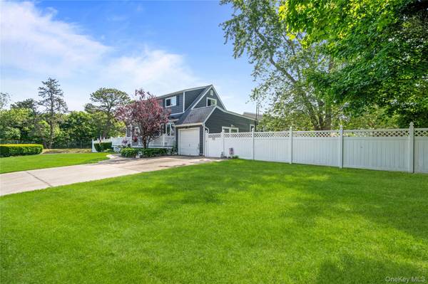 43 Woods LN, Centereach, NY 11720