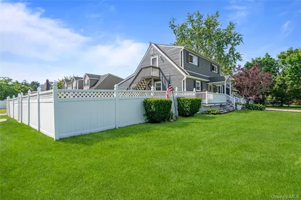 43 Woods LN, Centereach, NY 11720