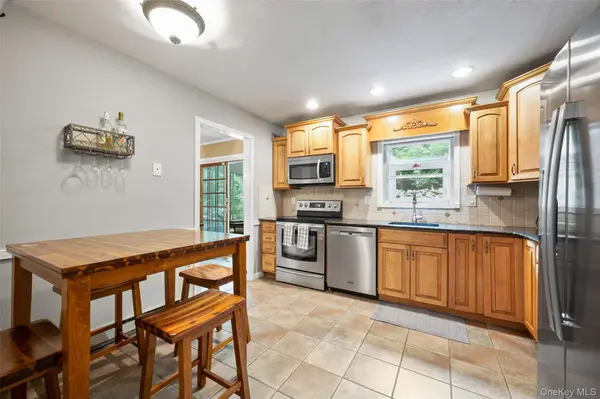 27 Silleck BLVD, Putnam Valley, NY 10579