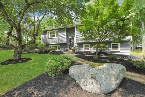 4 Flower LN, Valley Cottage, NY 10989