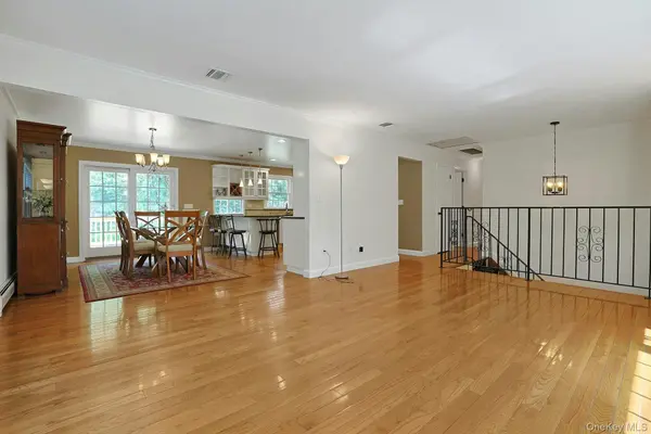 4 Flower LN, Valley Cottage, NY 10989