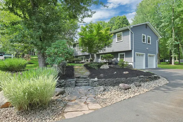 4 Flower LN, Valley Cottage, NY 10989