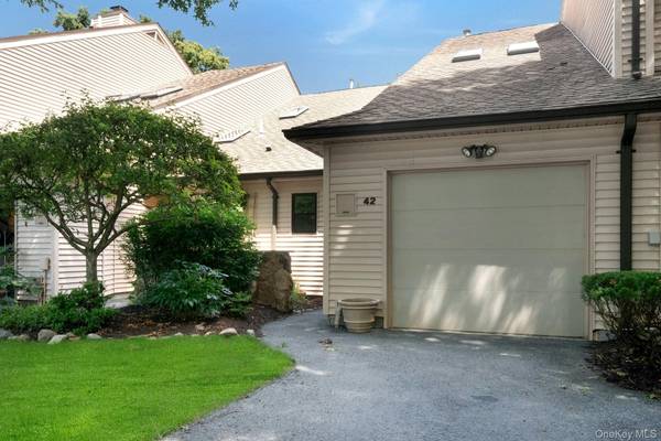 42 Hudson Watch DR, Ossining, NY 10562