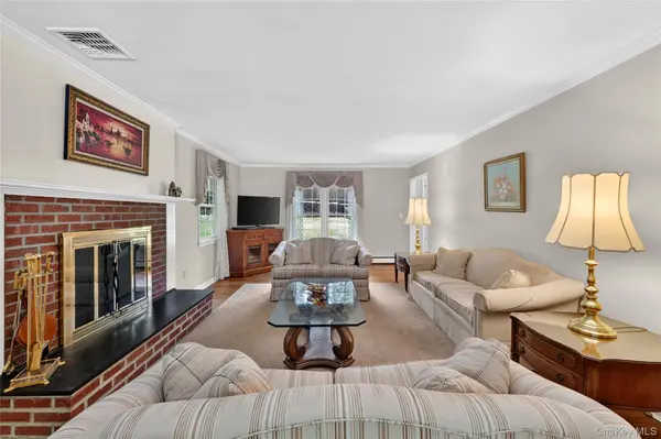 1 Woodland DR, Pleasantville, NY 10570