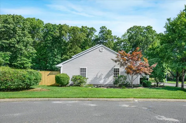 204 Mattituck CT, Melville, NY 11747