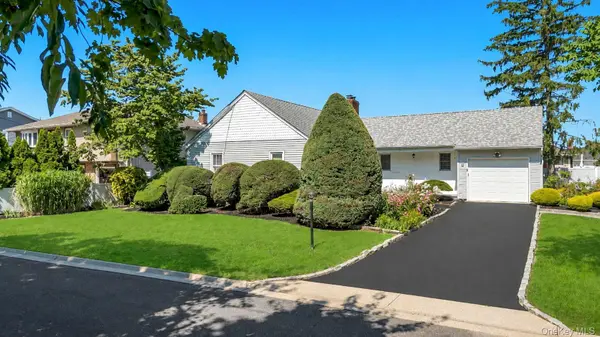 7 Albers LN, Farmingdale, NY 11735