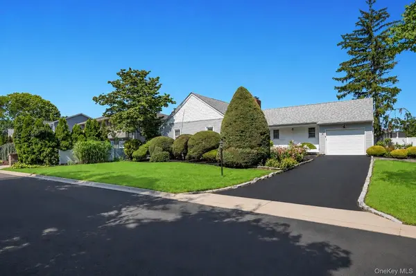 7 Albers LN, Farmingdale, NY 11735