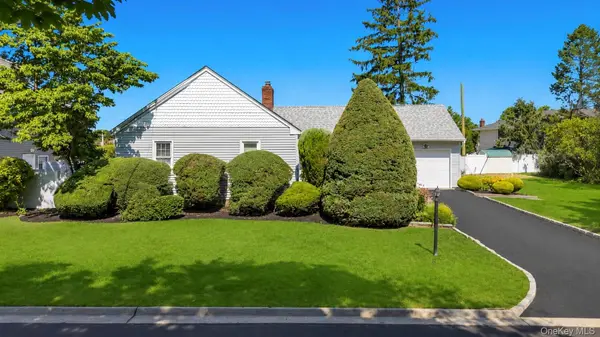 7 Albers LN, Farmingdale, NY 11735