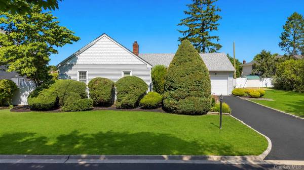 7 Albers LN, Farmingdale, NY 11735