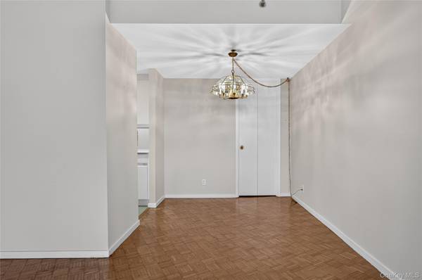 111 Cherry Vallley AVE #408W, Garden City, NY 11530