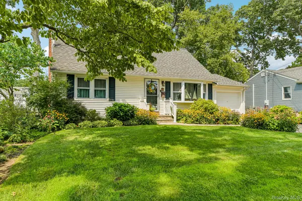 75 Hale RD, North Babylon, NY 11703
